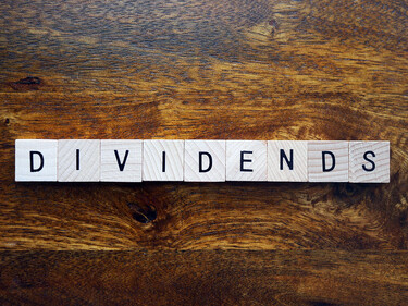 Exploring the Benefits of Investing in Dividend-Paying Stocks